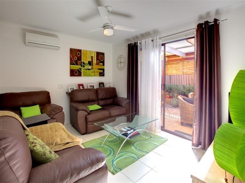 2/11 Wirth Terrace, Highland Park QLD 4211