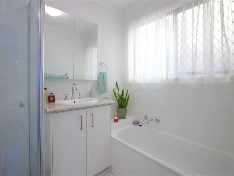 2/11 Wirth Terrace, Highland Park QLD 4211