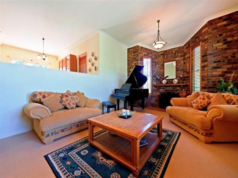 18 Riverbank Court, Ashmore QLD 4214