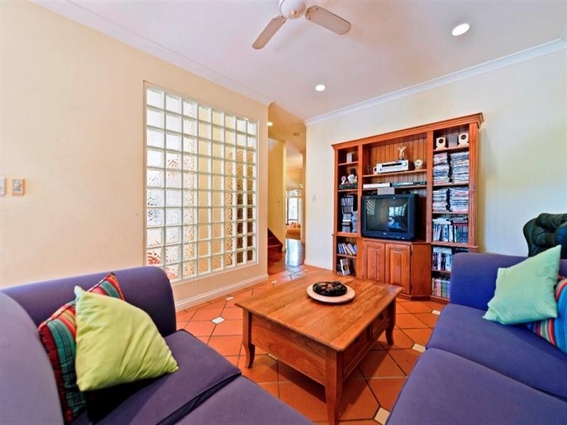 18 Riverbank Court, Ashmore QLD 4214