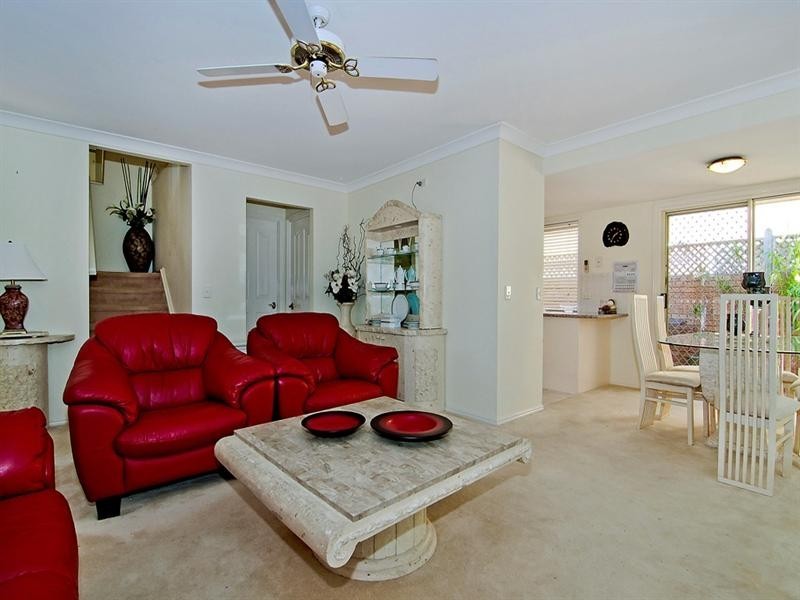 1/1 Folkstone Place, Runaway Bay QLD 4216