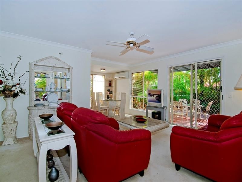 1/1 Folkstone Place, Runaway Bay QLD 4216