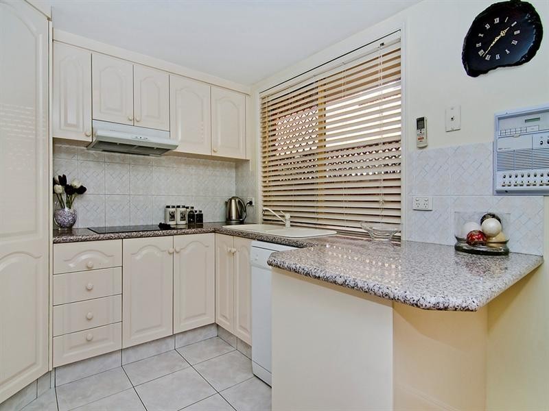 1/1 Folkstone Place, Runaway Bay QLD 4216
