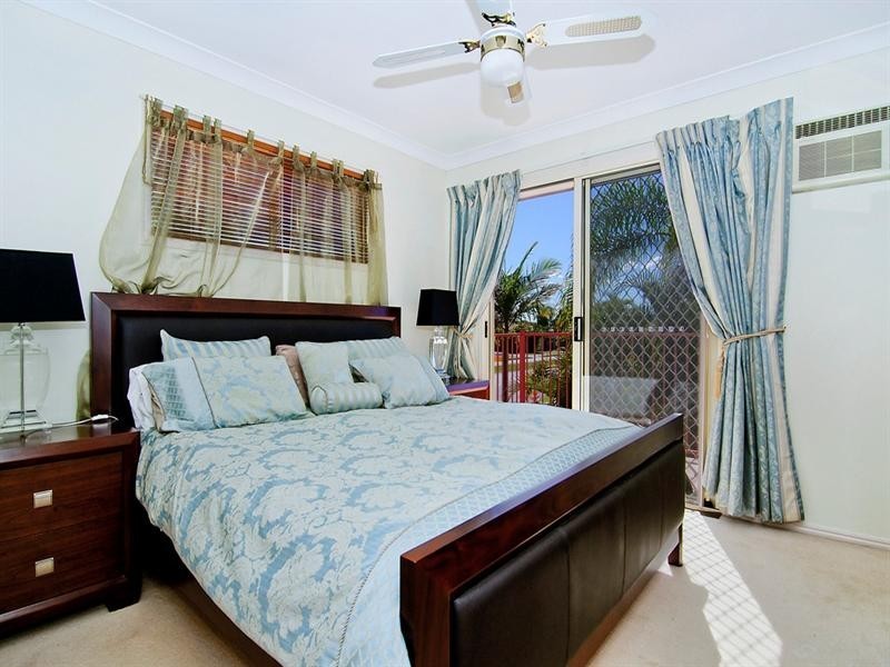 1/1 Folkstone Place, Runaway Bay QLD 4216