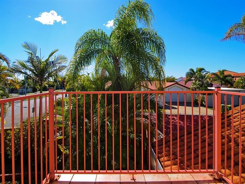1/1 Folkstone Place, Runaway Bay QLD 4216
