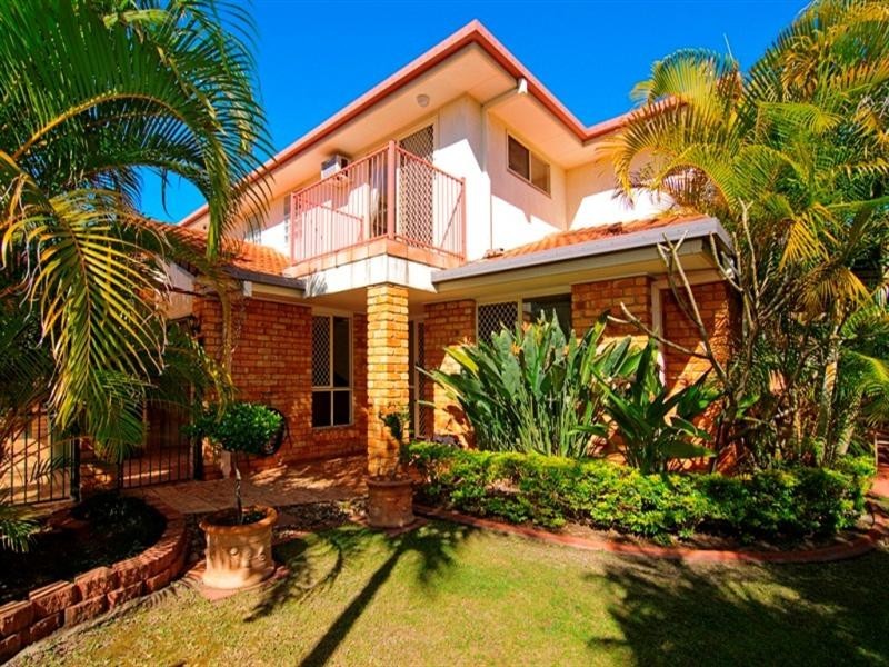 1/1 Folkstone Place, Runaway Bay QLD 4216