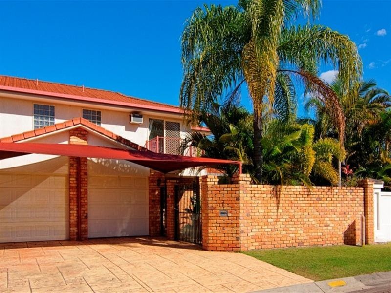1/1 Folkstone Place, Runaway Bay QLD 4216