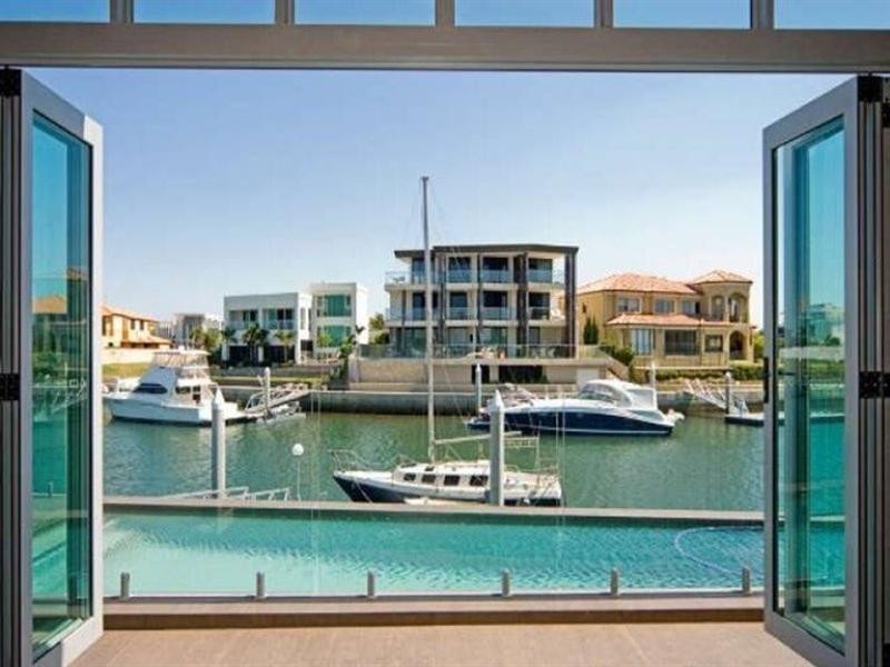 13 Royal Albert Crescent, Sovereign Islands QLD 4216