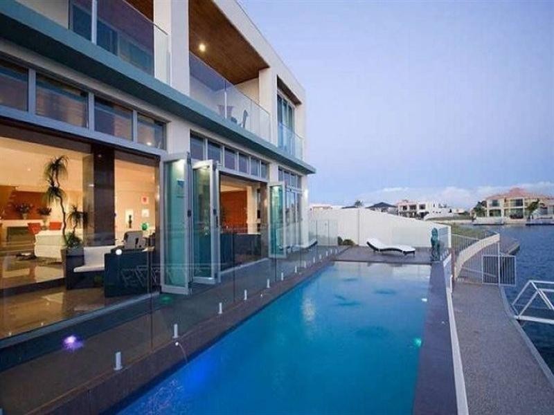 13 Royal Albert Crescent, Sovereign Islands QLD 4216