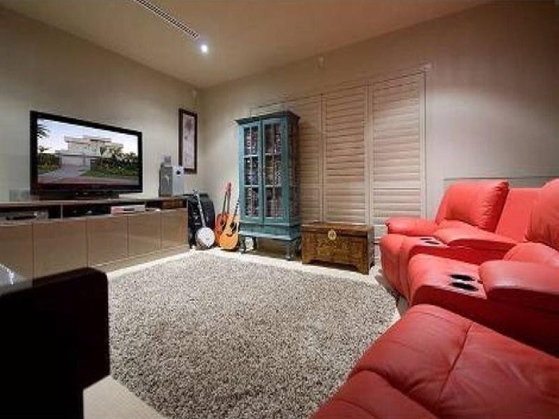 13 Royal Albert Crescent, Sovereign Islands QLD 4216