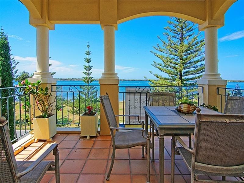 8/28 Oatland Esplanade, Runaway Bay QLD 4216