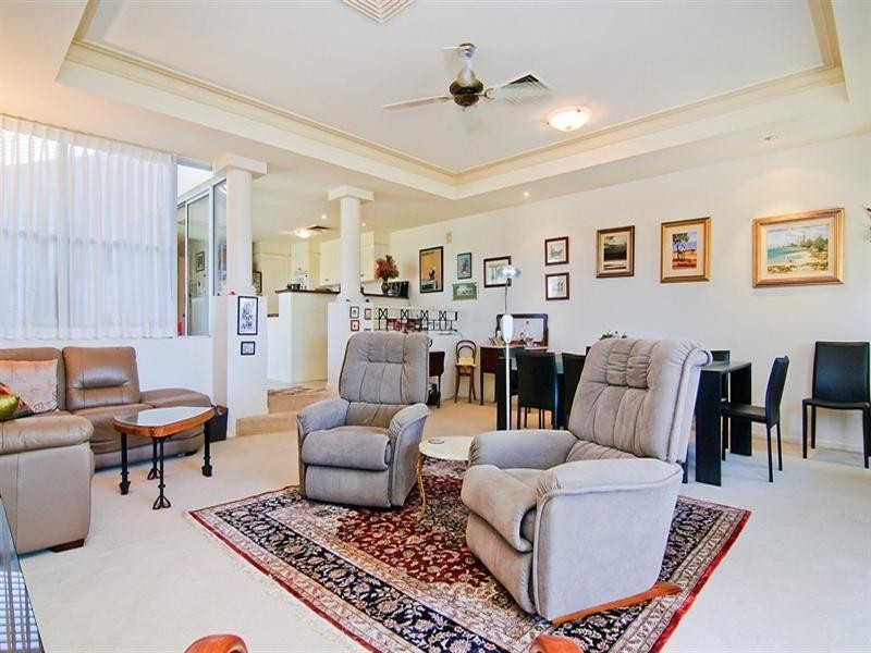 8/28 Oatland Esplanade, Runaway Bay QLD 4216