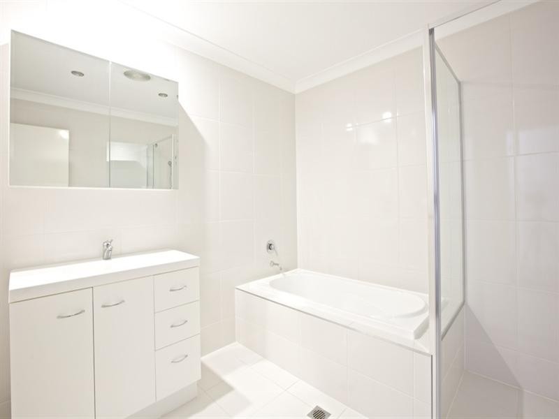 1 and 2/11 Margaroola Avenue, Biggera Waters QLD 4216