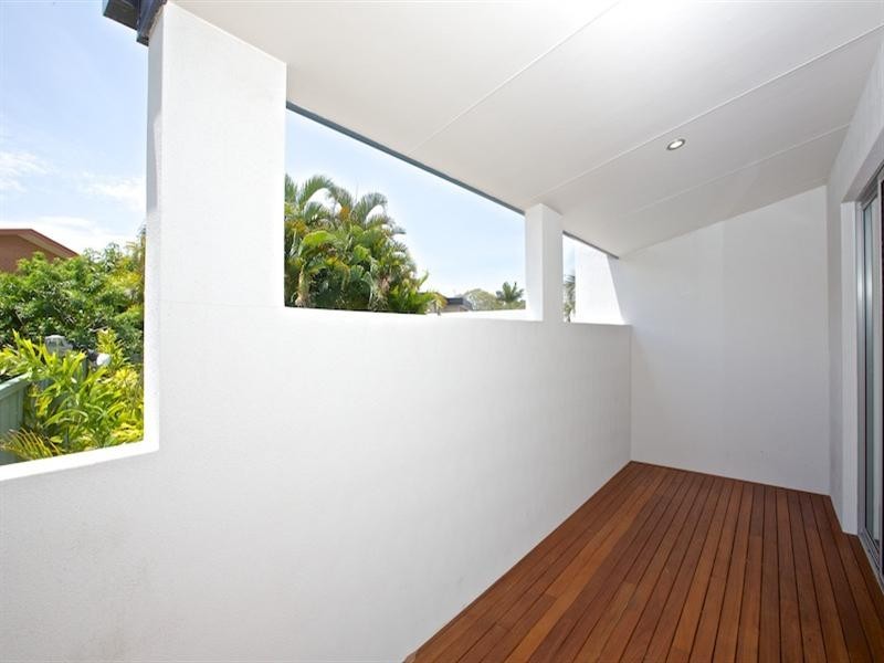 1 and 2/11 Margaroola Avenue, Biggera Waters QLD 4216