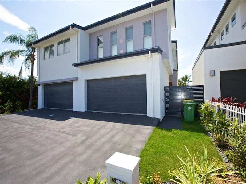 1 and 2/11 Margaroola Avenue, Biggera Waters QLD 4216