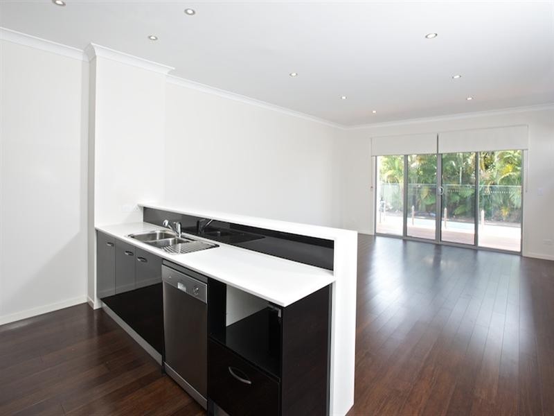 1 and 2/11 Margaroola Avenue, Biggera Waters QLD 4216