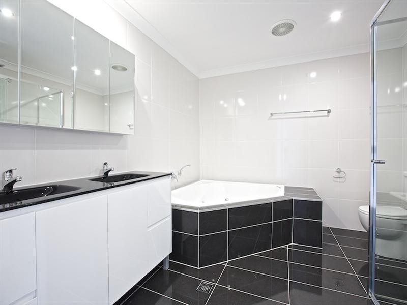 1 and 2/11 Margaroola Avenue, Biggera Waters QLD 4216