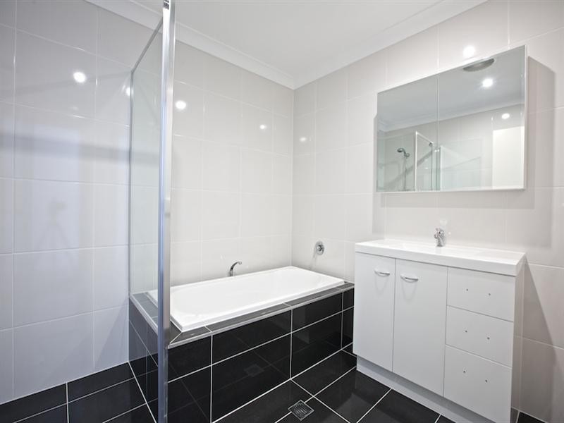 1 and 2/11 Margaroola Avenue, Biggera Waters QLD 4216