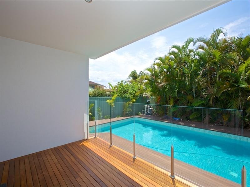 1 and 2/11 Margaroola Avenue, Biggera Waters QLD 4216