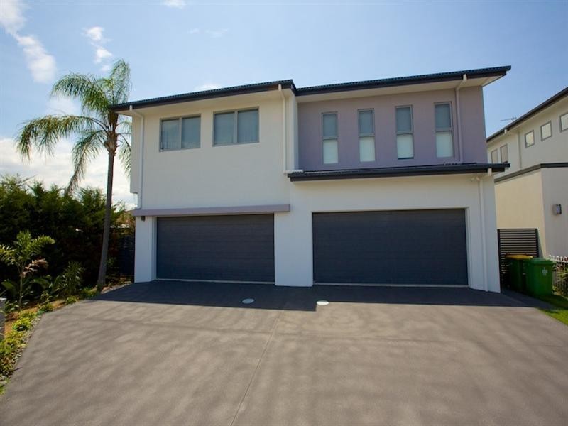 1 and 2/11 Margaroola Avenue, Biggera Waters QLD 4216