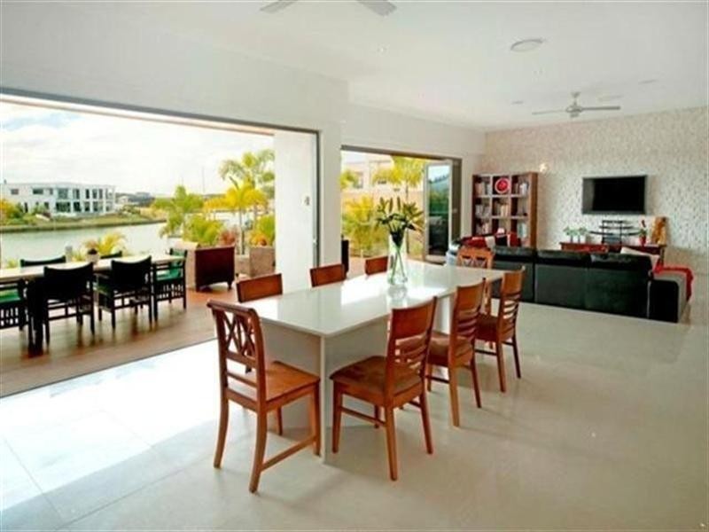 2231 Glengallon Way, Hope Island QLD 4212