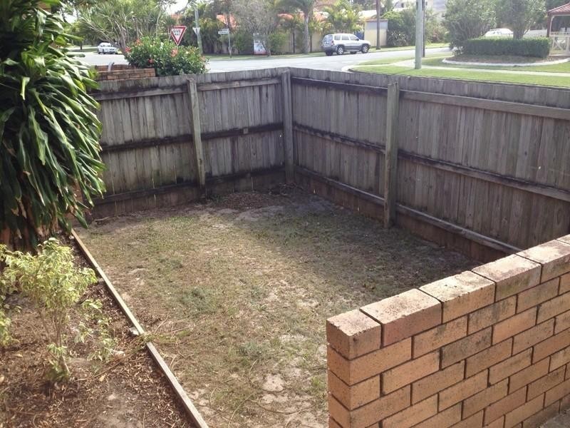 2/4 Rosalind Avenue, Paradise Point QLD 4216