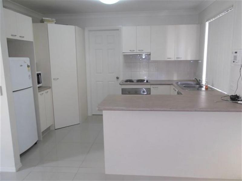 2/142 Frank Street, Labrador QLD 4215