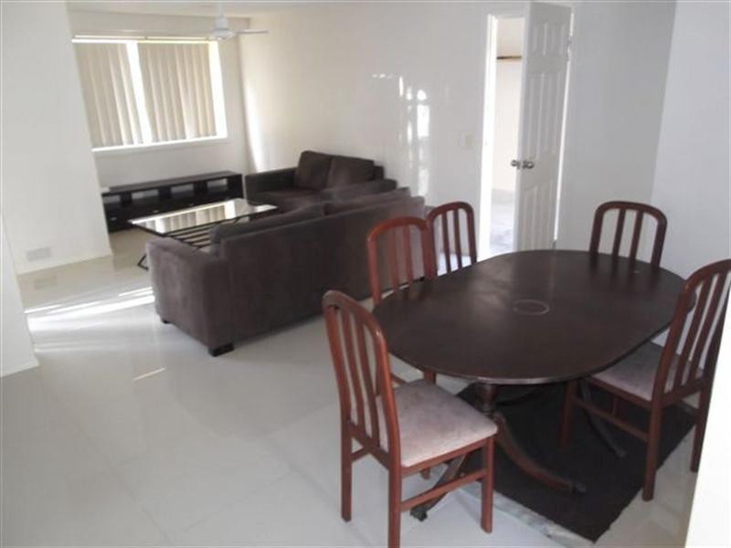 2/142 Frank Street, Labrador QLD 4215