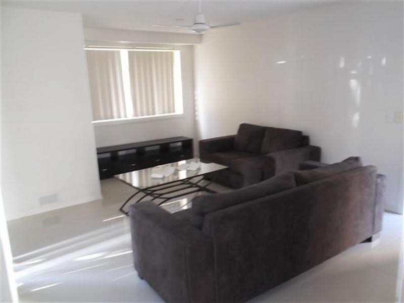 2/142 Frank Street, Labrador QLD 4215