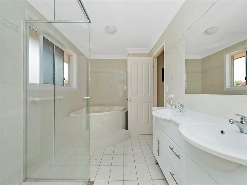 52 Pebble Beach Drive, Runaway Bay QLD 4216