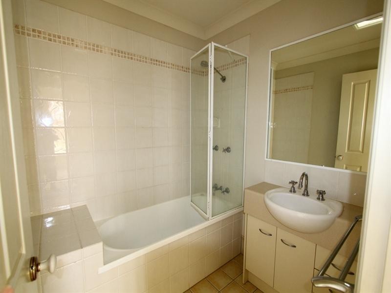 1/76 Kincaid Drive, Highland Park QLD 4211