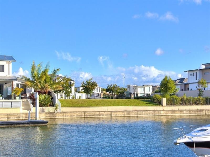 21 Middle Quay Drive, Biggera Waters QLD 4216