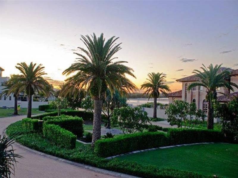 25 Knightsbridge Parade, Sovereign Islands QLD 4216