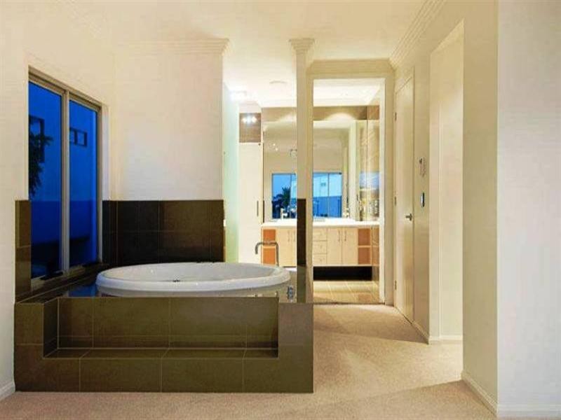 25 Knightsbridge Parade, Sovereign Islands QLD 4216