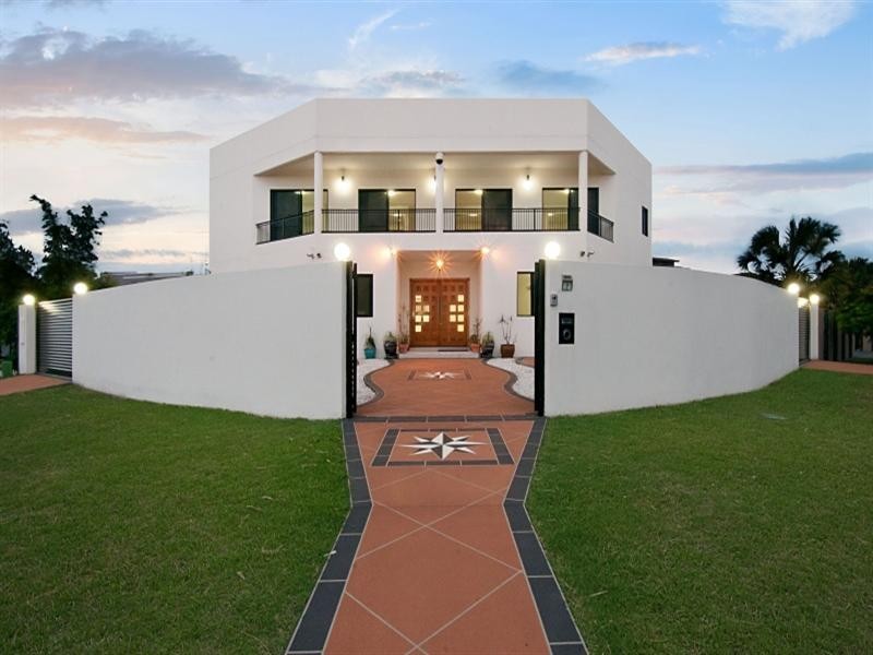 7 Wau Avenue, Runaway Bay QLD 4216