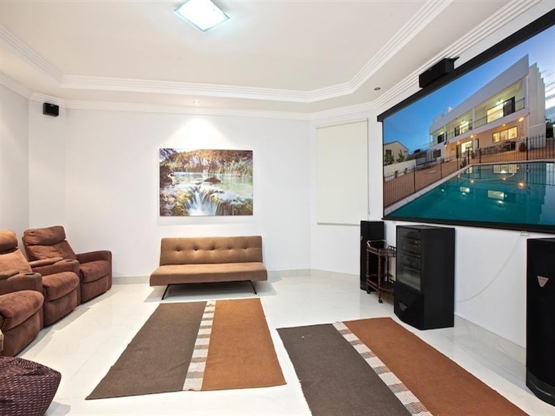 7 Wau Avenue, Runaway Bay QLD 4216