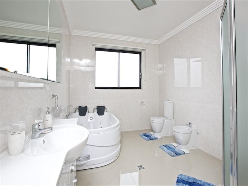 7 Wau Avenue, Runaway Bay QLD 4216