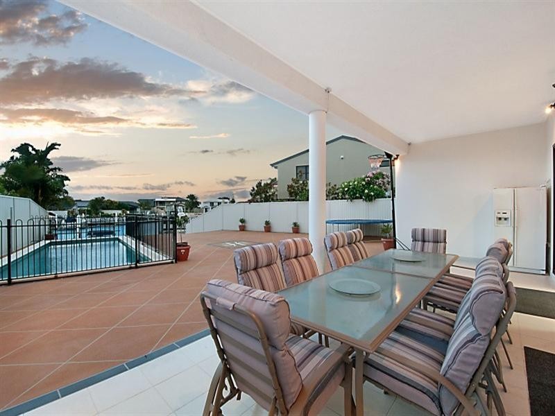 7 Wau Avenue, Runaway Bay QLD 4216