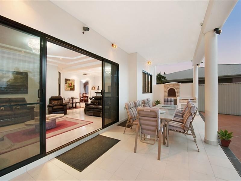 7 Wau Avenue, Runaway Bay QLD 4216