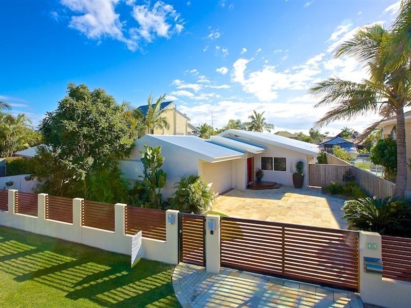 19 Markham Avenue, Runaway Bay QLD 4216