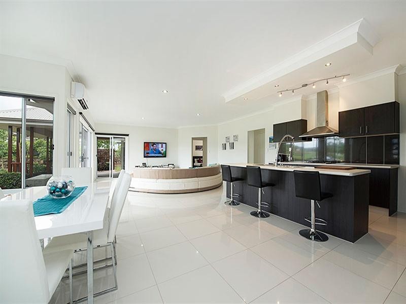 5 Summer Hill Crescent, Maudsland QLD 4210