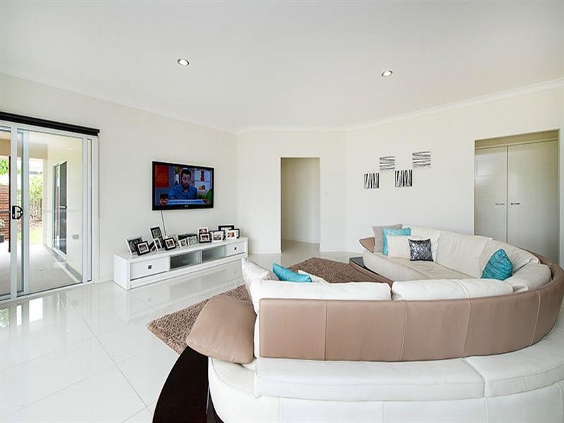 5 Summer Hill Crescent, Maudsland QLD 4210