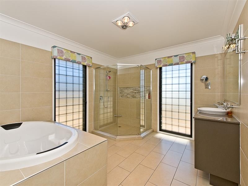 15 Ron Bischof Close, Cashmere QLD 4500