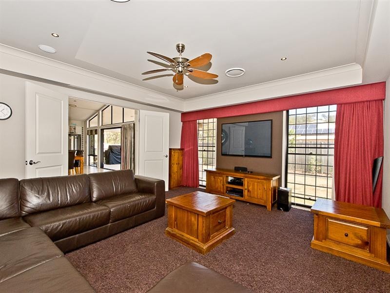 15 Ron Bischof Close, Cashmere QLD 4500