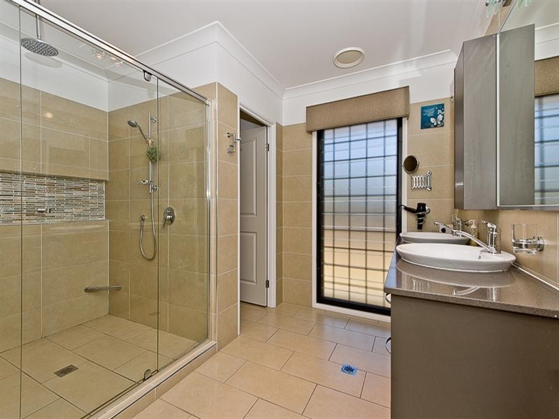 15 Ron Bischof Close, Cashmere QLD 4500
