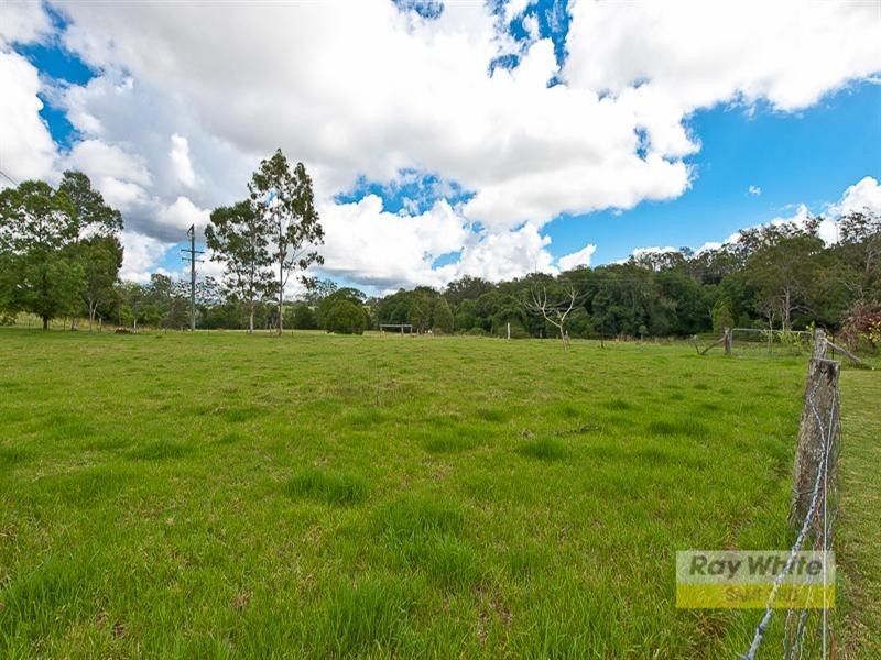 69A Lees Crossing Road, Armstrong Creek QLD 4520