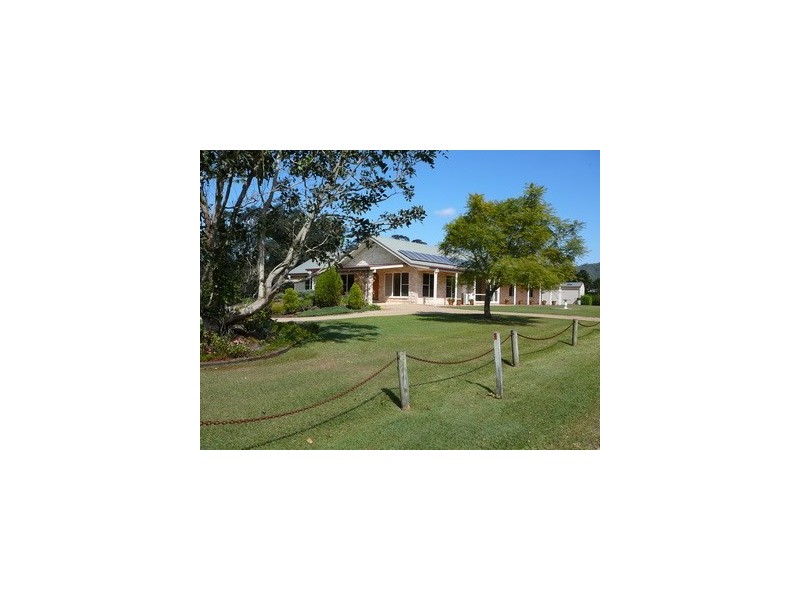 8 Alpine Drive, Draper QLD 4520
