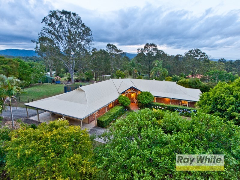 8 Davison Road, Camp Mountain QLD 4520
