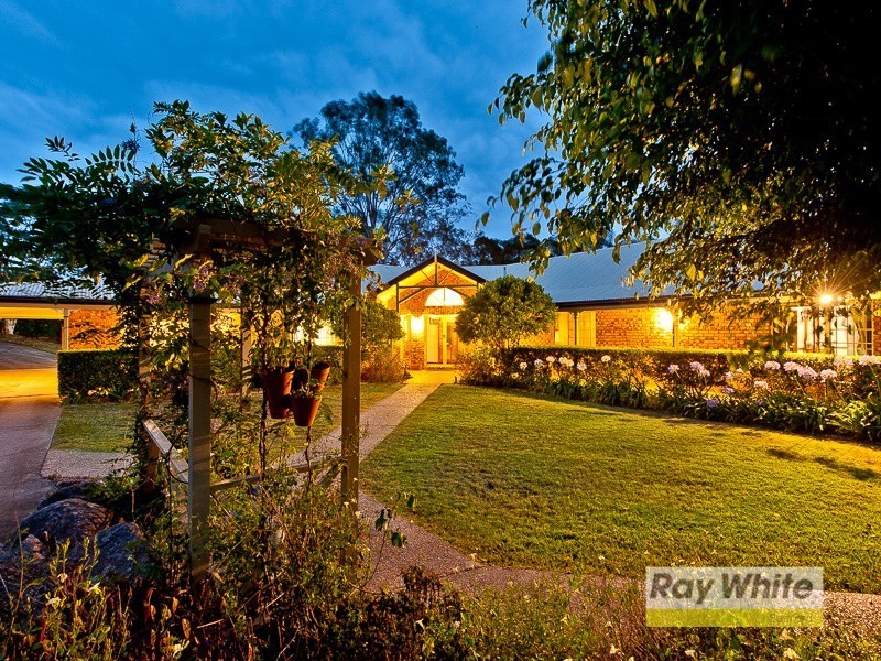 8 Davison Road, Camp Mountain QLD 4520