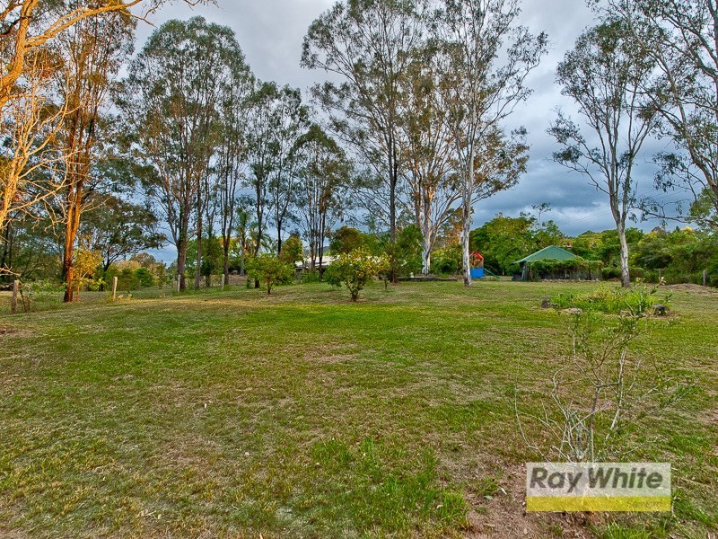 8 Davison Road, Camp Mountain QLD 4520